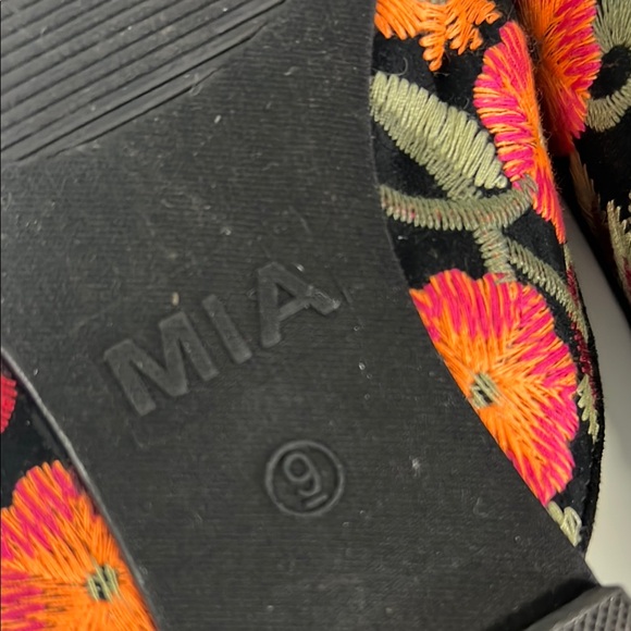 MIA Black and Red Floral Embroidered Mules Shoe Size 9 - Picture 5 of 6